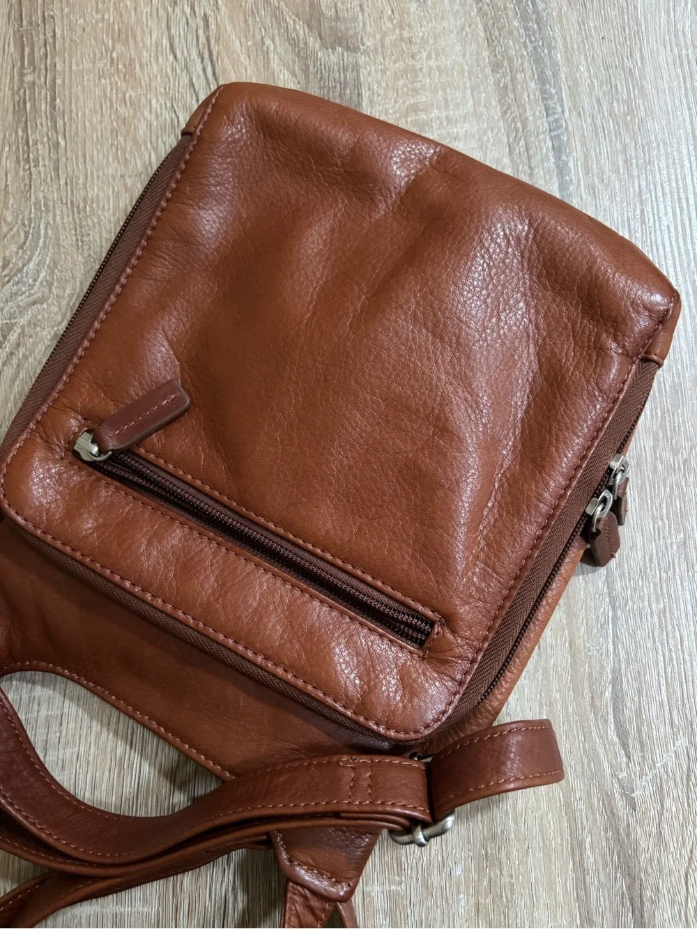 NWOT Women's Jack George Slim Crossbody in Honey Leather with Front Zip Pocket
